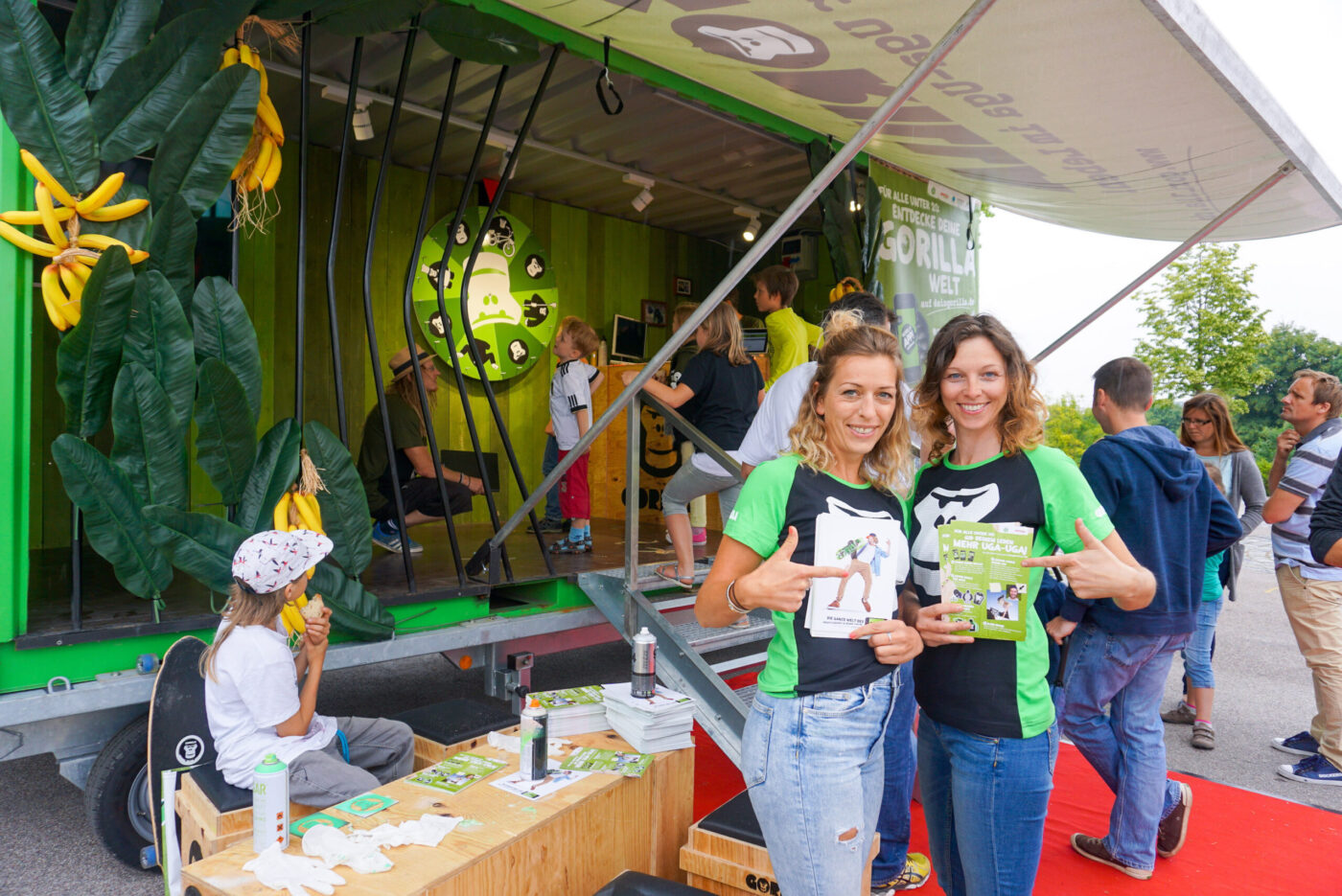 2 GORILLA Botschafterinnen vor dem GORILLA Eventcontainer an einem Event in Muenchen.